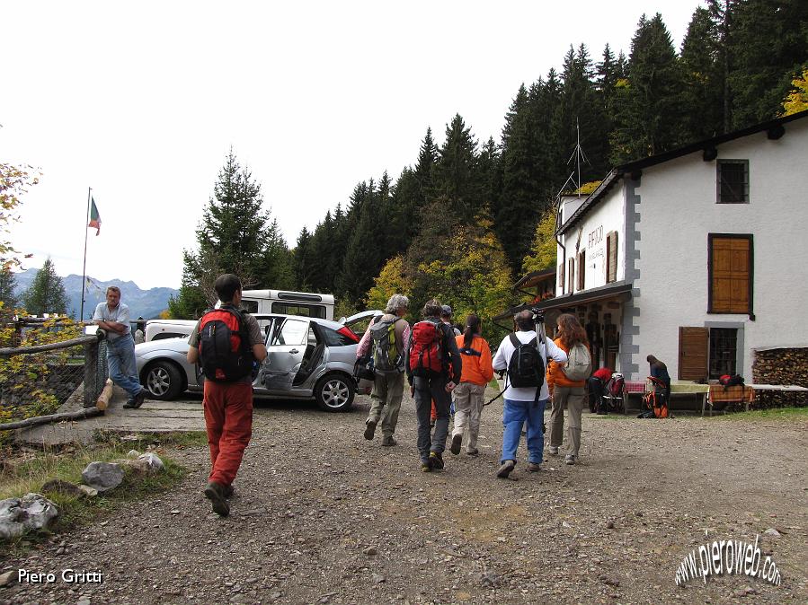 57 Una sosta al Rifugio della Bagozza.jpg